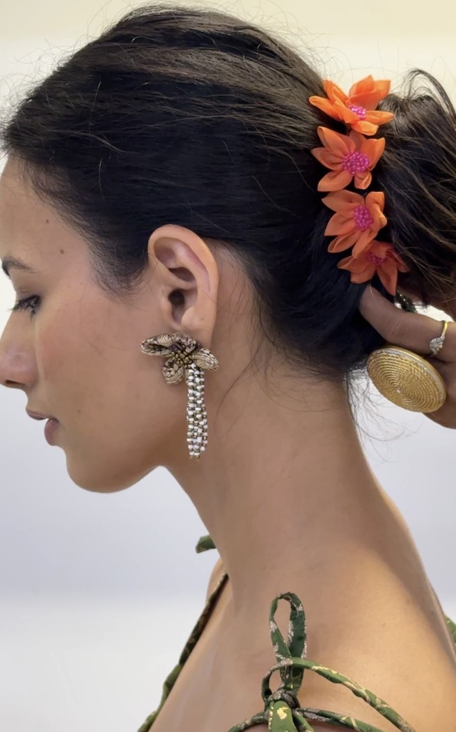 Organza Hand sewn Gajra With Beadwork